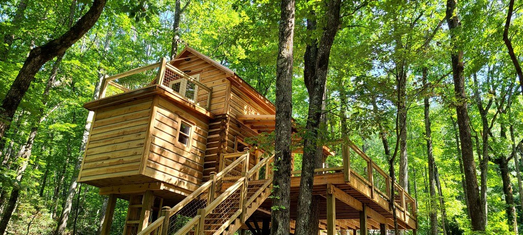 A treehouse near Gatlinburg, one of the best cabins in Tennessee.